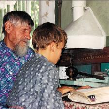 Наставник К.М. Вишняков ведет занятия в воскресной школе в поморской моленной. г. Единцы, 1996 г.