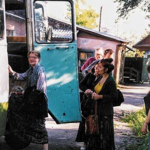 Брянск (Новозыбков). Участники экспедиции садятся в автобус, чтобы отправиться из Новозыбкова в Ветку-Гомель. Н. В. Литвина, 1998 г.