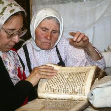 И. В. Поздеева и духовница деминского собора П. Л. Вихарева. Верхокамье, 1994 г.