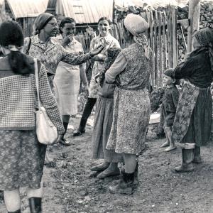 Верхокамье. И. В. Поздеева и члены экспедиции беседуют со старообрядцами. 1972 г.