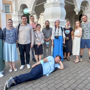 Новгород Великий. Участники экспедиции на экскурсии в Хутынь, 2021 г.