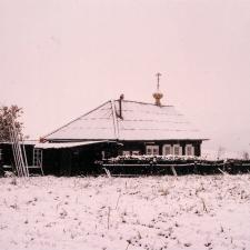 Деревенский дом зимой. 1993 г.