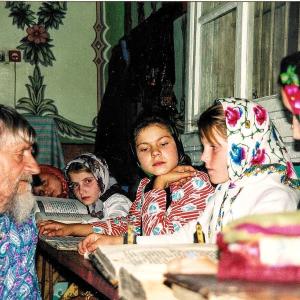 Молдавия - Украина. Наставник К.М. Вишняков ведет занятия в воскресной школе в поморской моленной. г. Единцы, 1996 г.