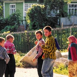 Молдавия - Украина. Ученики Кира Мирон Вишнякова у моленной, г. Единцы. 1996 г.