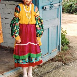 Кавказ (Ставрополь). Девочка в традиционном костюме. 1989 г.