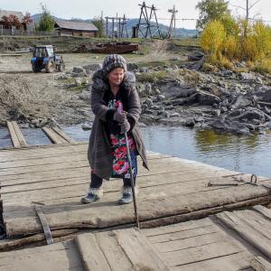 Сибирь. Паром отталкивают от Эржея